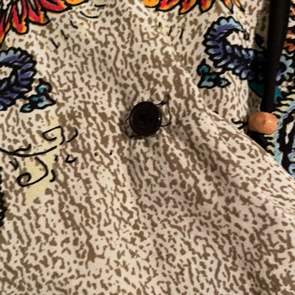 Jaquline Design Studio XL TOP SMALL SPLITS ON THE SIDES AT THE HEM. - Picture 4 of 7